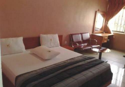 Hostal Room In Lodge - Londa Hotel And Suites