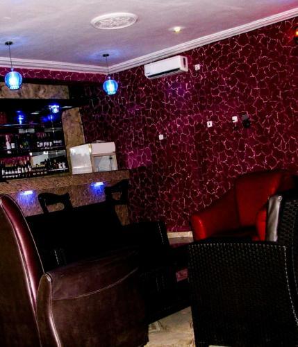 Hostal Room In Lodge - Londa Hotel And Suites