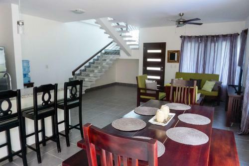 Hostal Townhome W Pool, Modern And Secure - Walk To Beach And Town