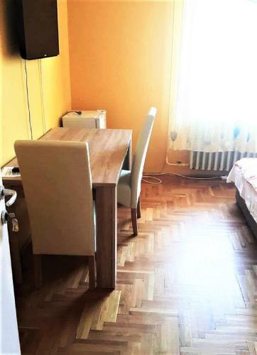Bed & Breakfast Alex's Apartman & Panzi�