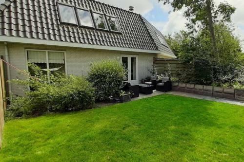 Holiday Home de Witte Raaf With Garden And Hottub