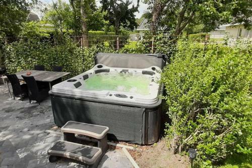 Holiday Home de Witte Raaf With Garden And Hottub