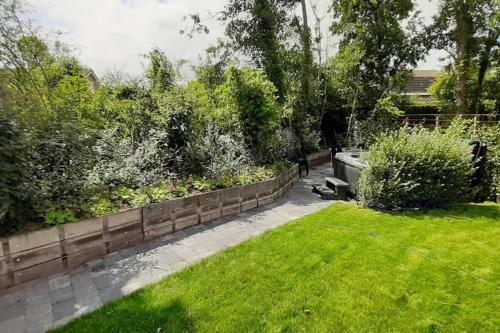 Holiday Home de Witte Raaf With Garden And Hottub