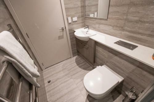 Large Four Bdr Apartment - Walk To Mallstadium