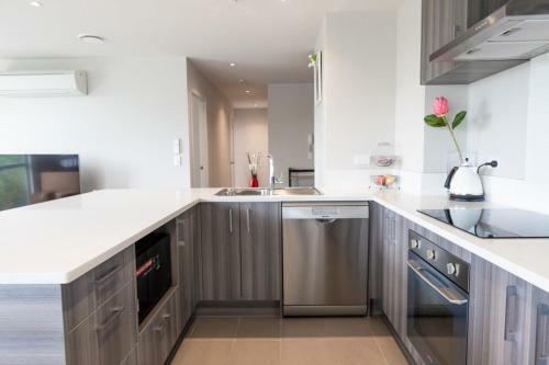 Large Four Bdr Apartment - Walk To Mallstadium