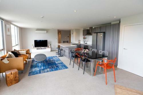 Large Four Bdr Apartment - Walk To Mallstadium