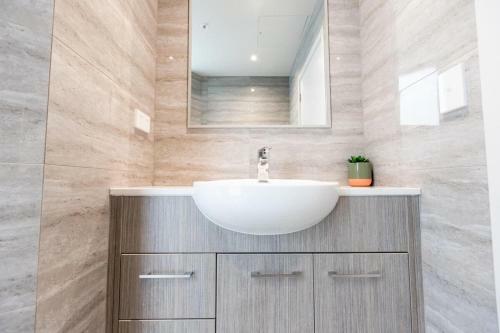 Large Four Bdr Apartment - Walk To Mallstadium