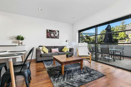 Two Bdrm Apartment Near Spark Arena! Free Parking