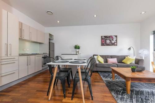 Two Bdrm Apartment Near Spark Arena! Free Parking