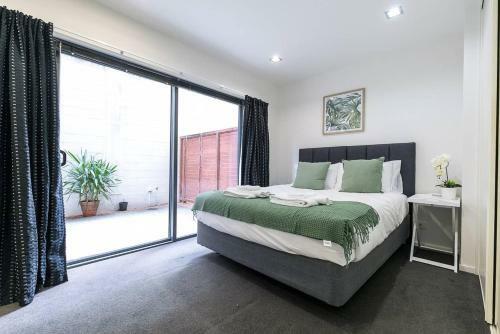 Two Bdrm Apartment Near Spark Arena! Free Parking