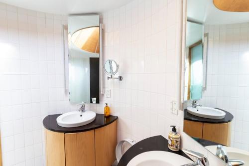 Designer Three Bedroom Home With Harbour Views