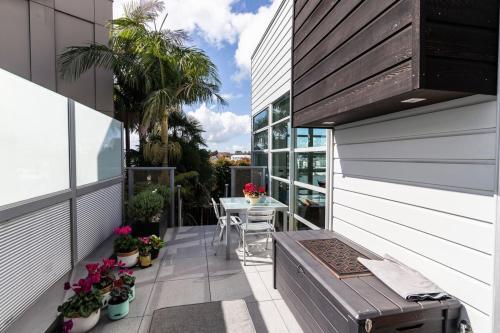 Designer Three Bedroom Home With Harbour Views