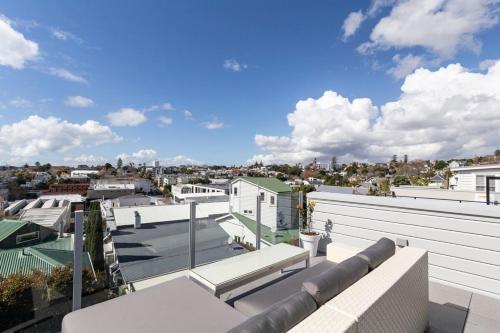 Designer Three Bedroom Home With Harbour Views