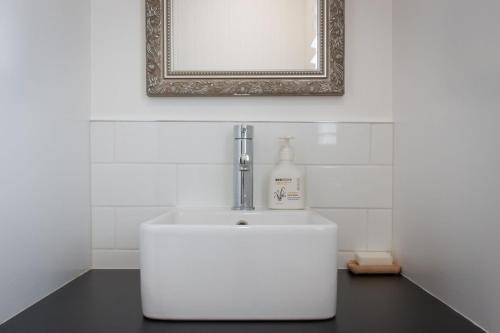 Stylish 2 Bed Art Deco Apartment Herne Bay