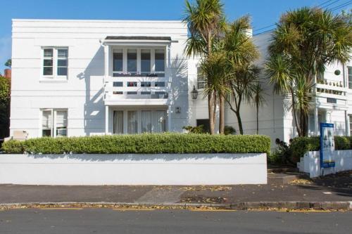 Stylish 2 Bed Art Deco Apartment Herne Bay