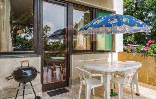 Holiday Home Kom�romi Utca-le�nyfal�