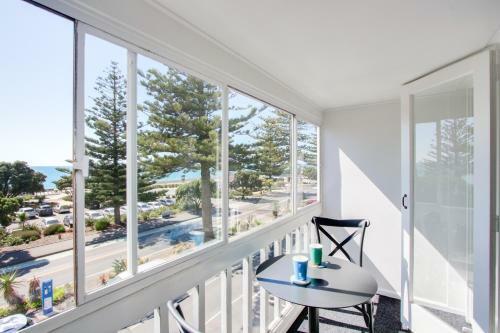 Marilyn At The Beach - Napier Holiday Apartment