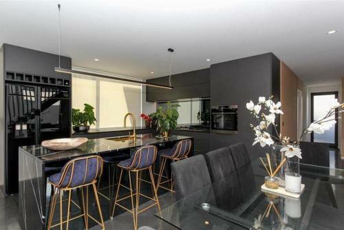 Irresisitible Innercity Townhouse
