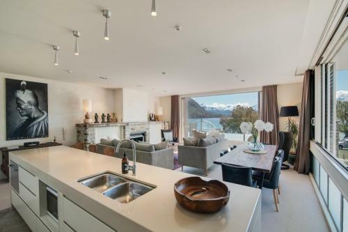Apartment On Ardmore - Sleeps 4 - Central Location - Lake Views