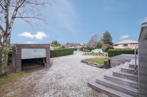 The Manuka Lookout - Wanaka Holiday Home