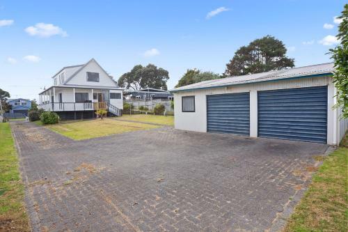 A Wave From It All - Waihi Beach Holiday Home