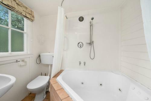 The Beach Bach - Waikanae Beach Holiday Home