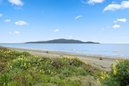The Beach Bach - Waikanae Beach Holiday Home
