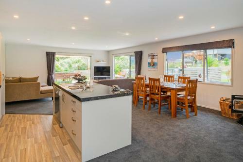 The Blue Rendevous - Whangamata Holiday Home
