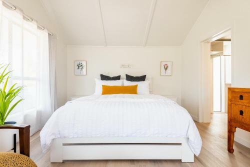 Spacious, Breezy Studio Apartment, Moments From Downtown And Beach