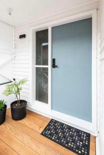 Spacious, Breezy Studio Apartment, Moments From Downtown And Beach