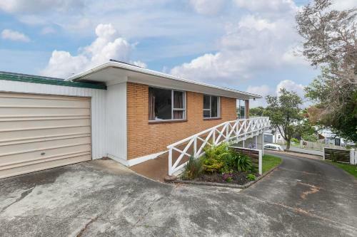 Brick On Bay - Red Beach Holiday Home