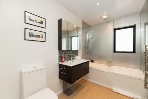 Serene Spacious And Sunny, Moments To The Beach
