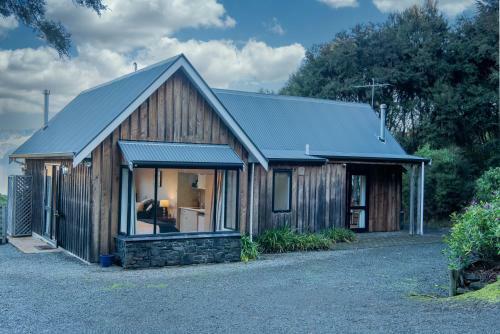 Fantail Cottage - Akaroa Holiday Home