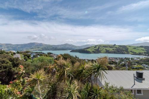 Hilltop Haven - Akaroa Holiday Home