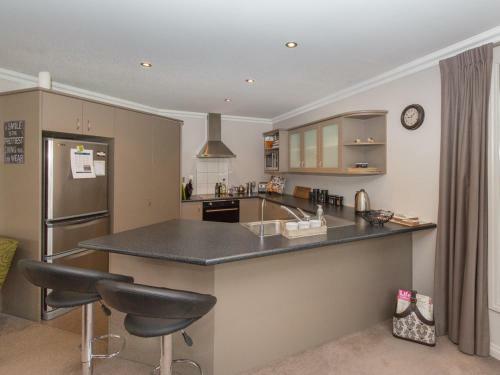 Modern Family Haven - Cromwell Holiday Home