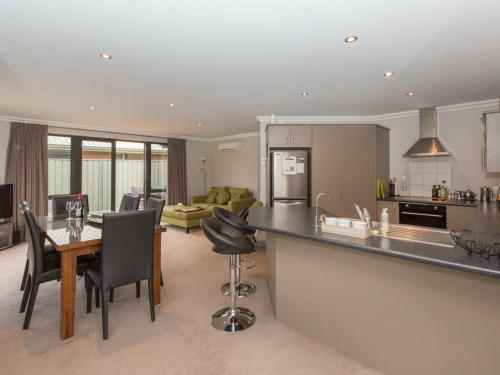 Modern Family Haven - Cromwell Holiday Home