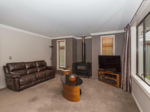 Modern Family Haven - Cromwell Holiday Home