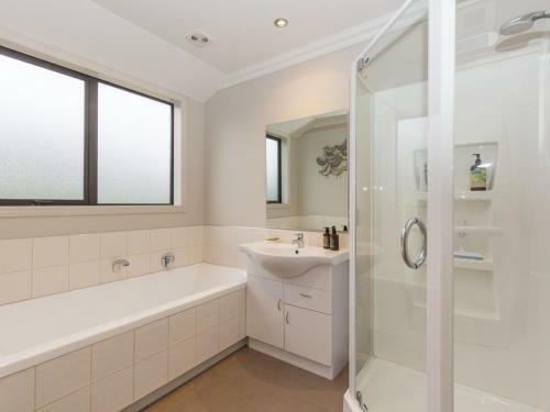 Modern Family Haven - Cromwell Holiday Home