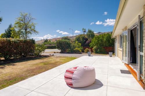 Getaway On The Green - Cromwell Holiday Home