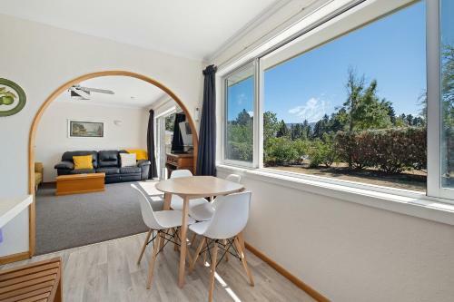 Getaway On The Green - Cromwell Holiday Home