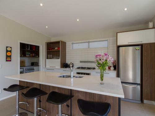 Sunhaven Lakeside - Cromwell Holiday Home
