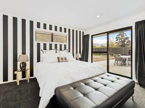 Modern Mount Pisa - Cromwell Holiday Home