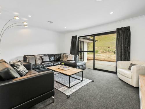 Modern Mount Pisa - Cromwell Holiday Home