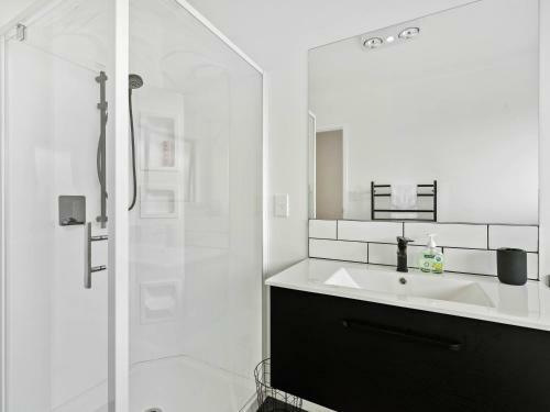 Modern Mount Pisa - Cromwell Holiday Home