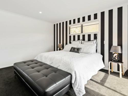 Modern Mount Pisa - Cromwell Holiday Home