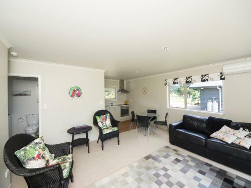 Mokomoko Cottage - Martinborough Holiday Home