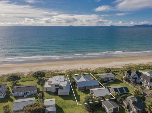 Absolute Beachfront Matarangi - Matarangi Holiday Home