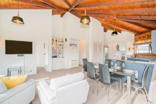 Octagon Outlook - Matarangi Holiday Home