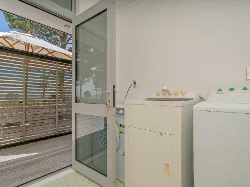 Golden Summers - Beachfront Matarangi Holiday Home