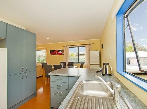 Castleview Getaway Matarangi - Matarangi Holiday Home